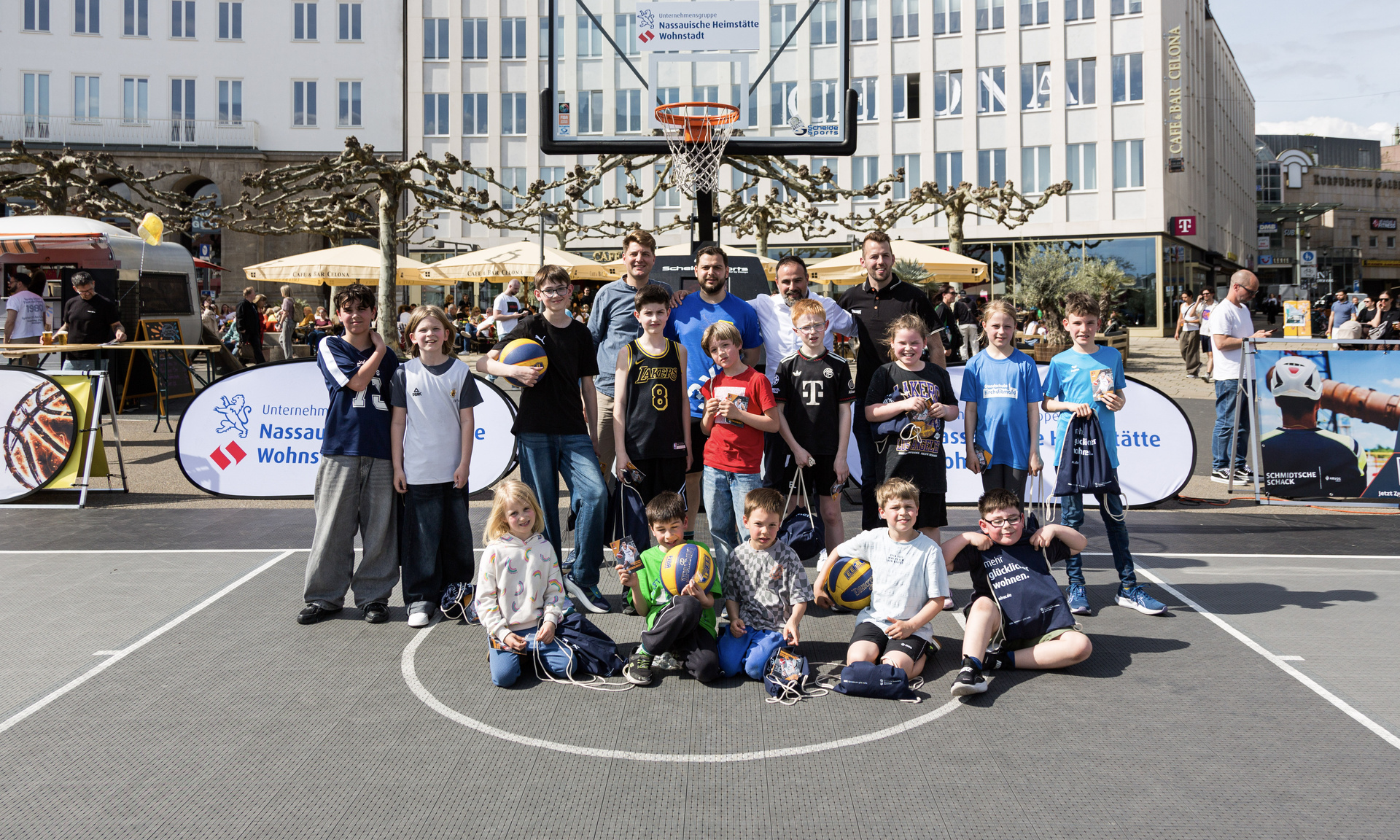 Ein Gruppenfoto mehrerer Kinder auf dem aufgebauten Basketballplatz in Kassel.