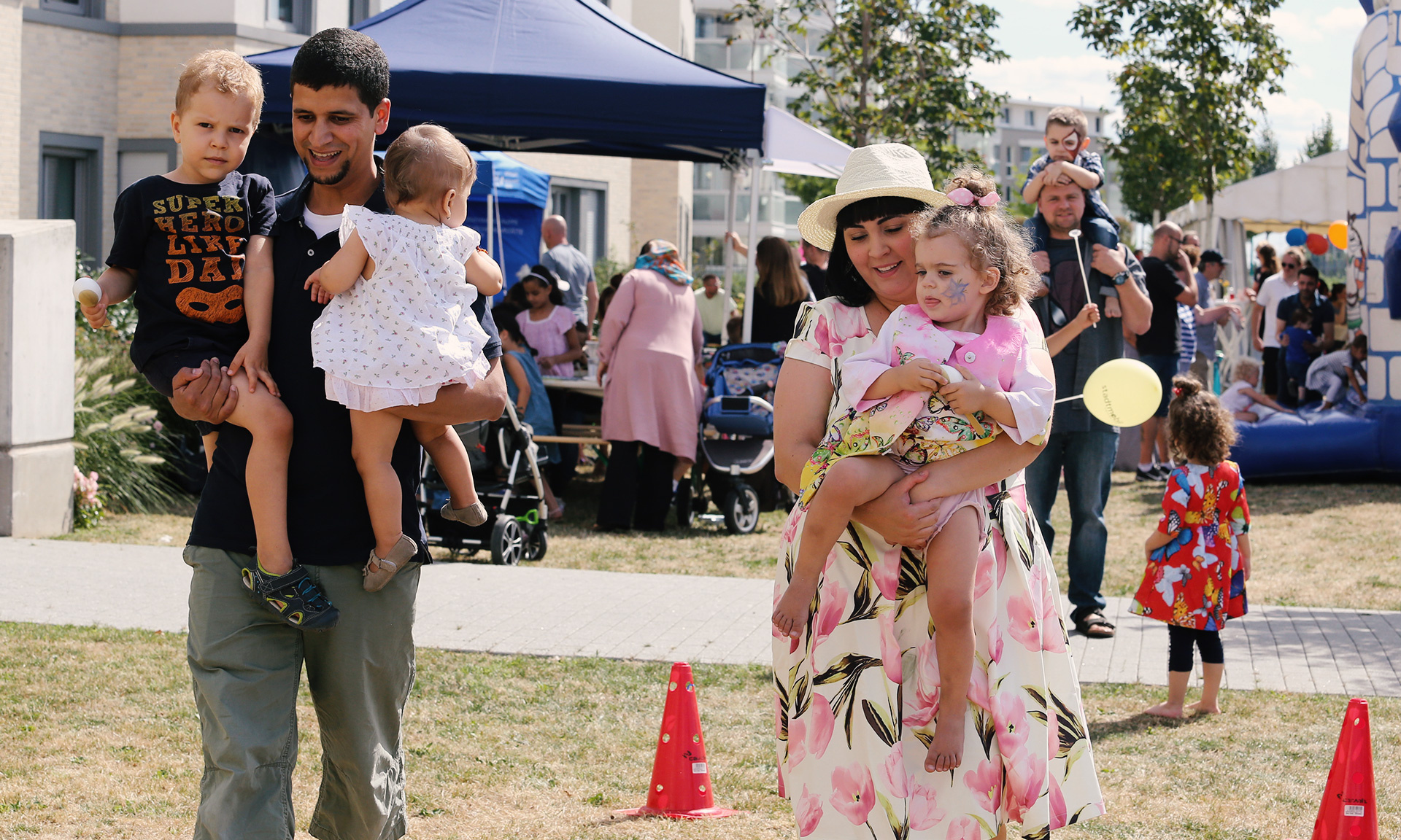 Familie mit drei Kindern auf Mieterfest