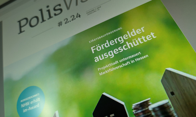 Ein Bild des Covers der neuen PolisVision auf der kleine Häuser vor einem grünen Hintergrund zu sehen sind.