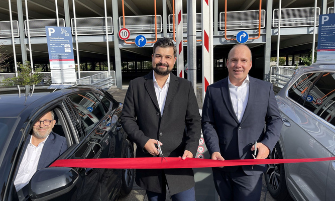 (v. li.) Robert Gasse (Head of Sales Park-Raum-Management PRM GmbH), Marko Guljelmovic (Geschäftsführer ParkRaum-Management PRM GmbH) und Holger Fuesser (Unternehmensgruppe Nassauische Heimstätte | Wohnstadt) eröffnen das Parkhaus, indem sie ein rotes Band durchschneiden