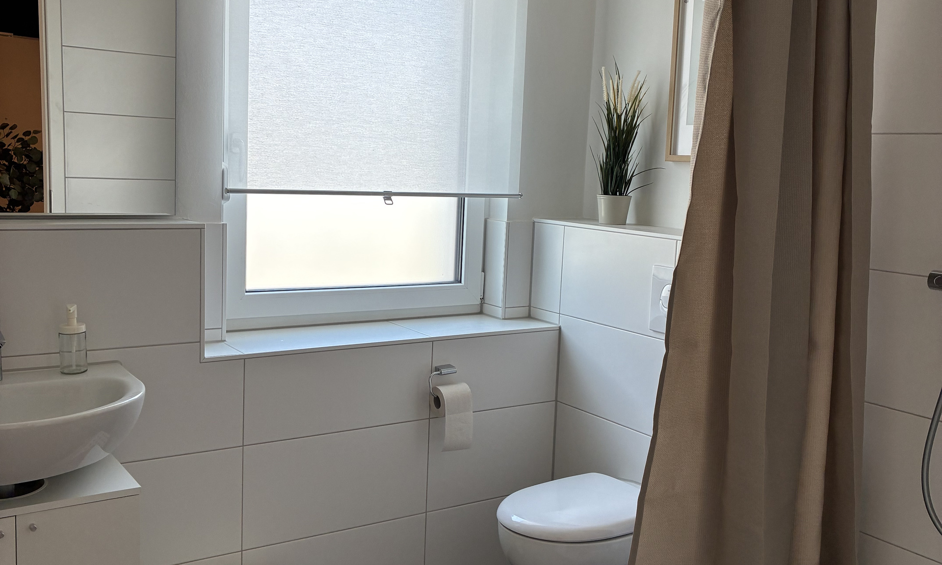 Zu sehen ist das mit IKEA eingerichtete Badezimmer der Musterwohnung im Elisabethentor in Wiesbaden-Delkenheim