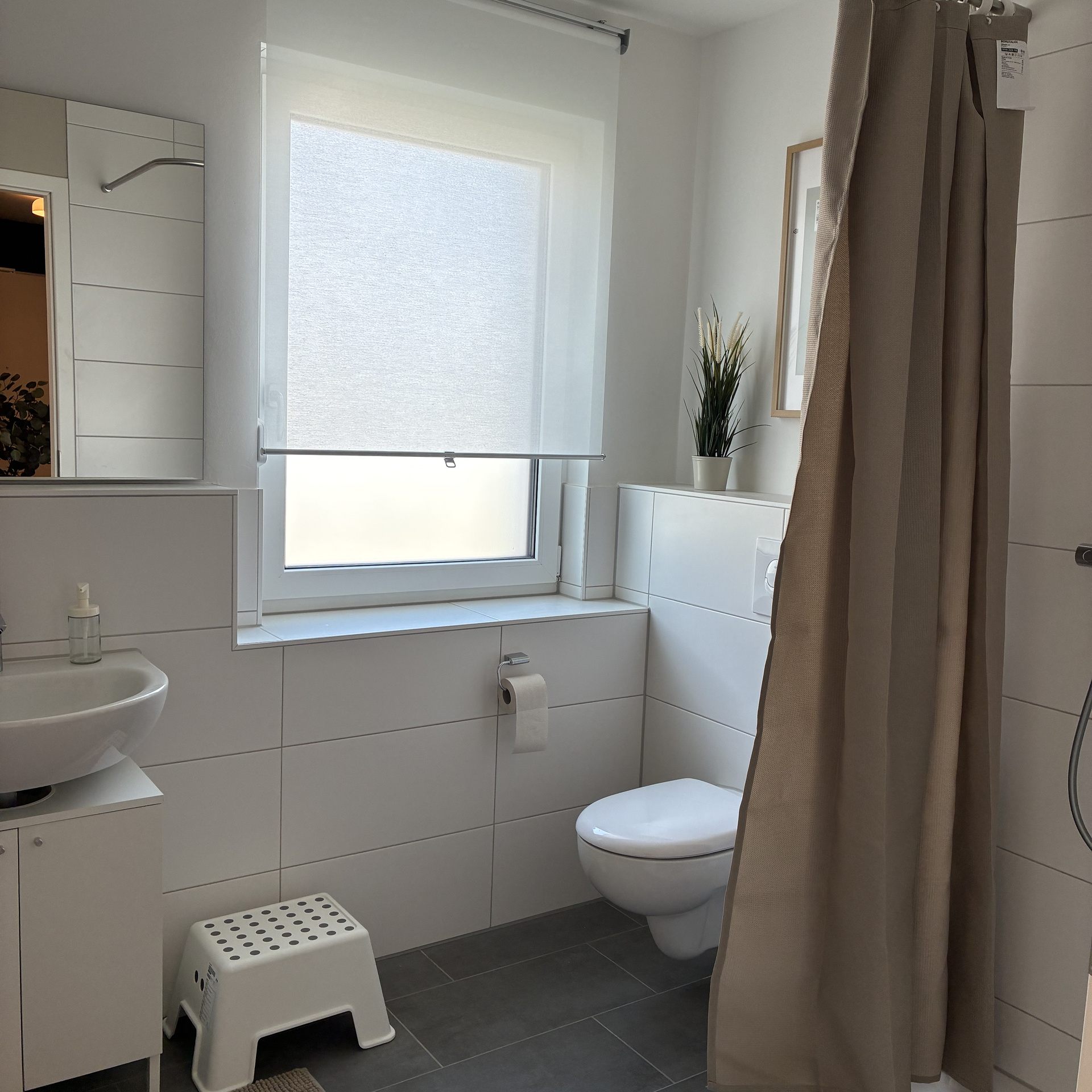 Zu sehen ist das mit IKEA eingerichtete Badezimmer der Musterwohnung im Elisabethentor in Wiesbaden-Delkenheim