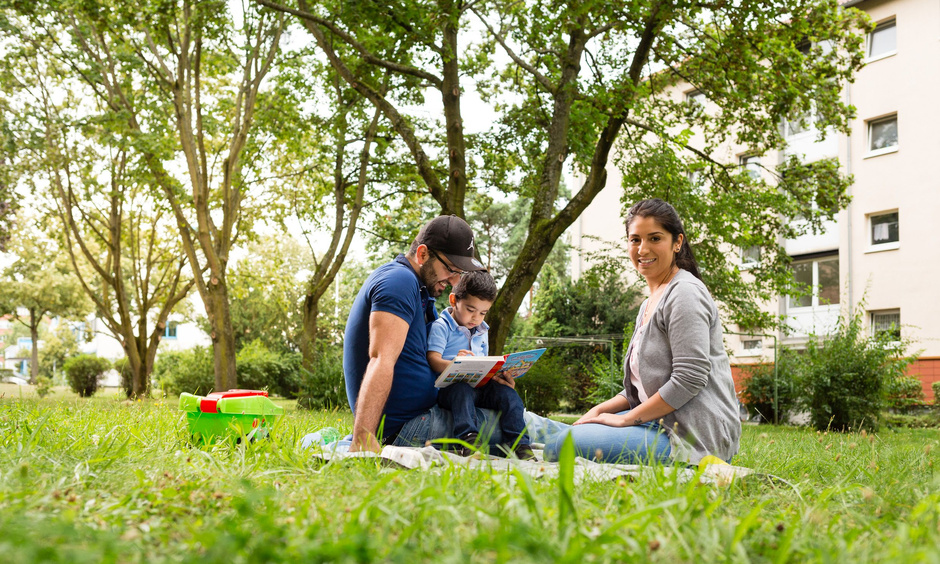 Familie auf einer Wiese