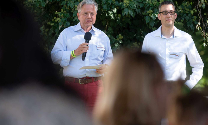 NHW- Geschäftsführer Dr. Constantin Westphal und NHW-Regionalcenterleiter Thomas Türkis feierten gemeinsam mit den Bewohnern den Abschluss der Maßnahmen. Foto: NHW/Strohfeldt