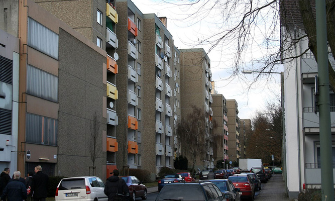 Auf der Südseite der Gebäude spielt sich das Leben ab.