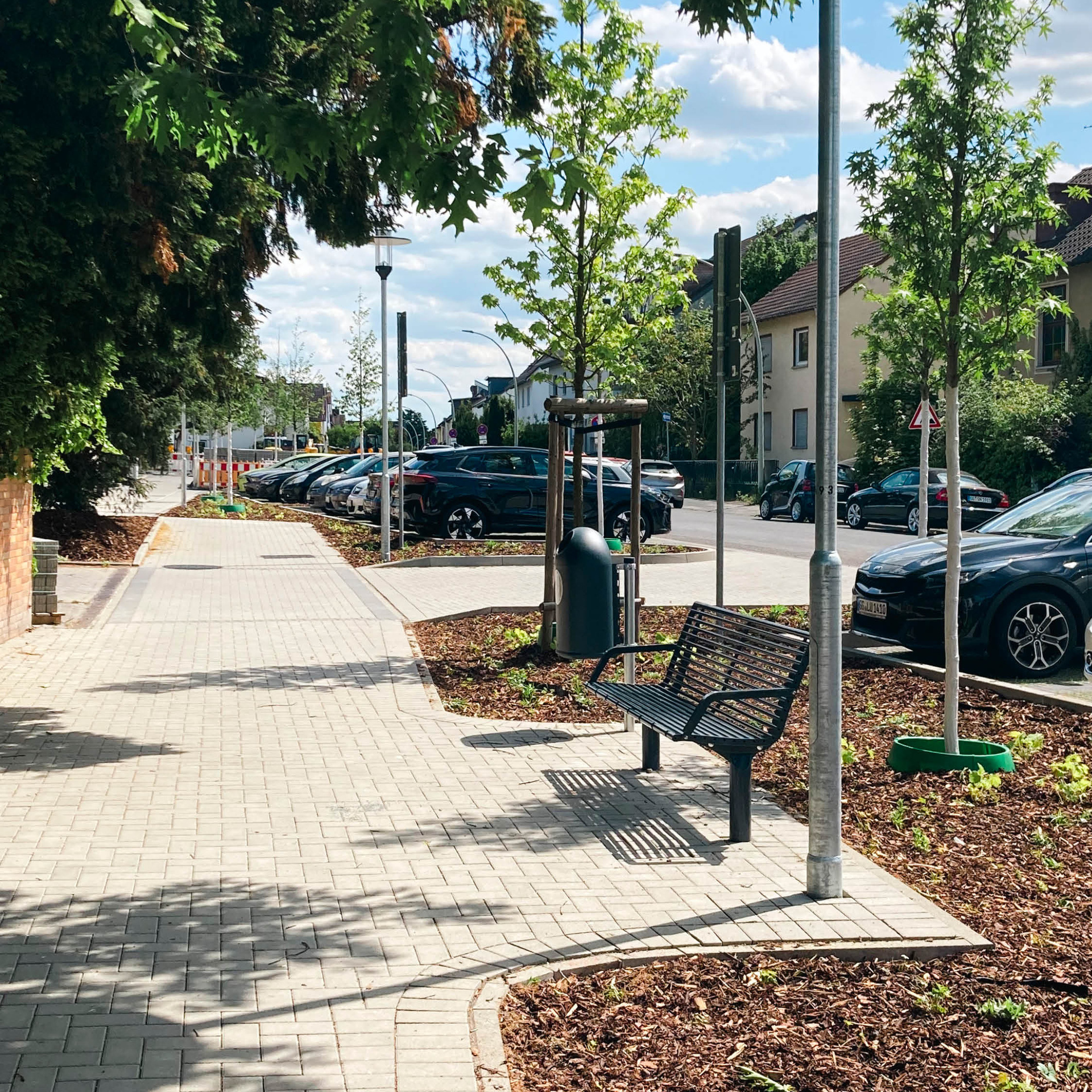 Neuer Gehweg, Randbepflanzung, Bank