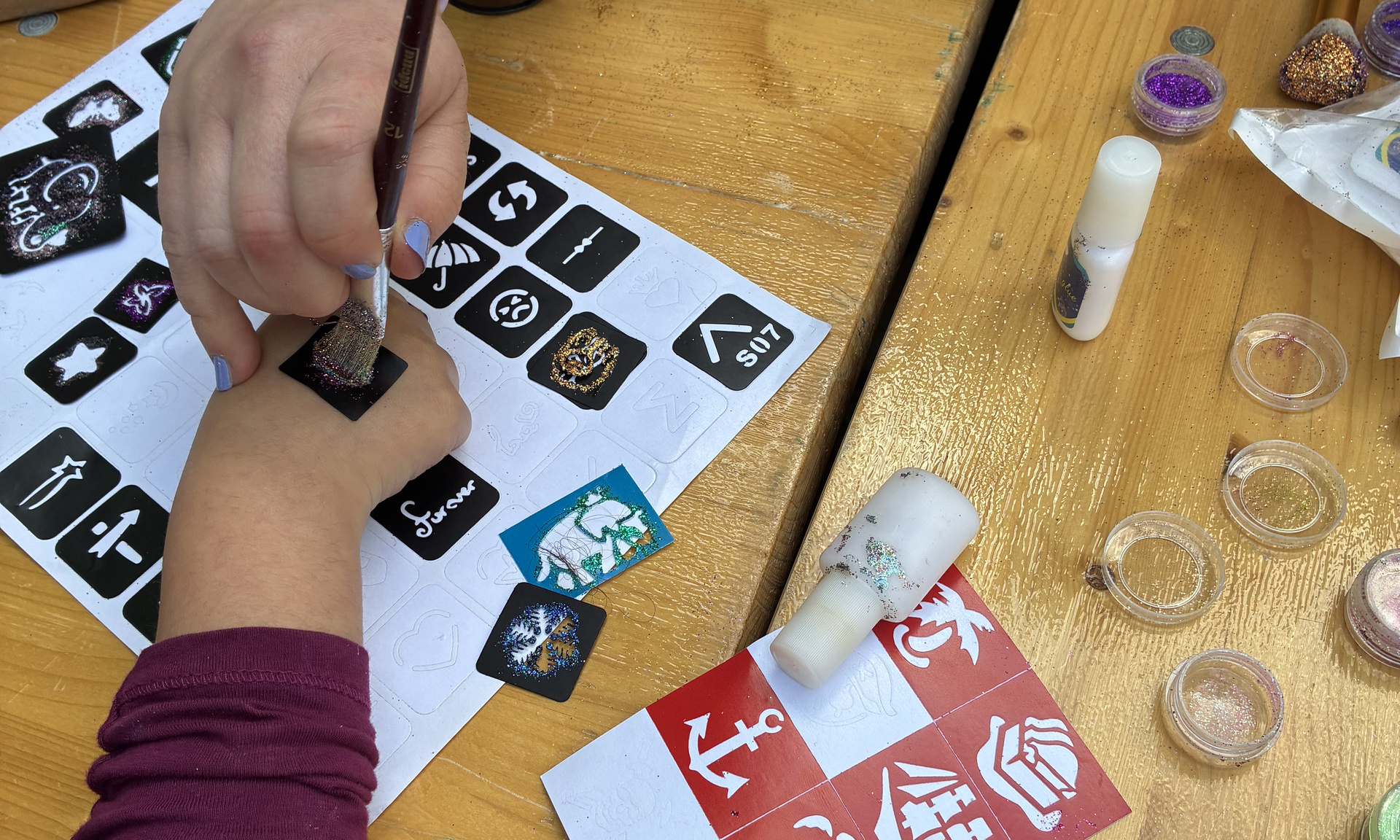 Glitzertattoos beim Mieterfest in Frankfurt-Fechenheim