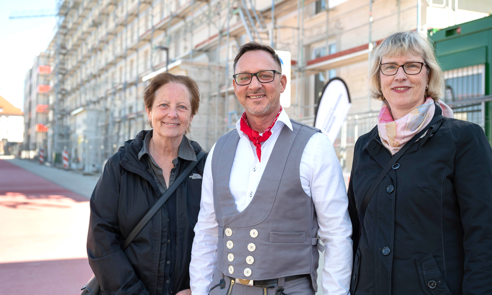 Freuen sich über den Baufortschritt (v.l.): Bürgermeisterin Barbara Akdeniz, Zimmermann Markus Herrmann und NHW-Geschäftsführerin Monika Fontaine-Kretschmer. Foto:NHW/Strohfeldt