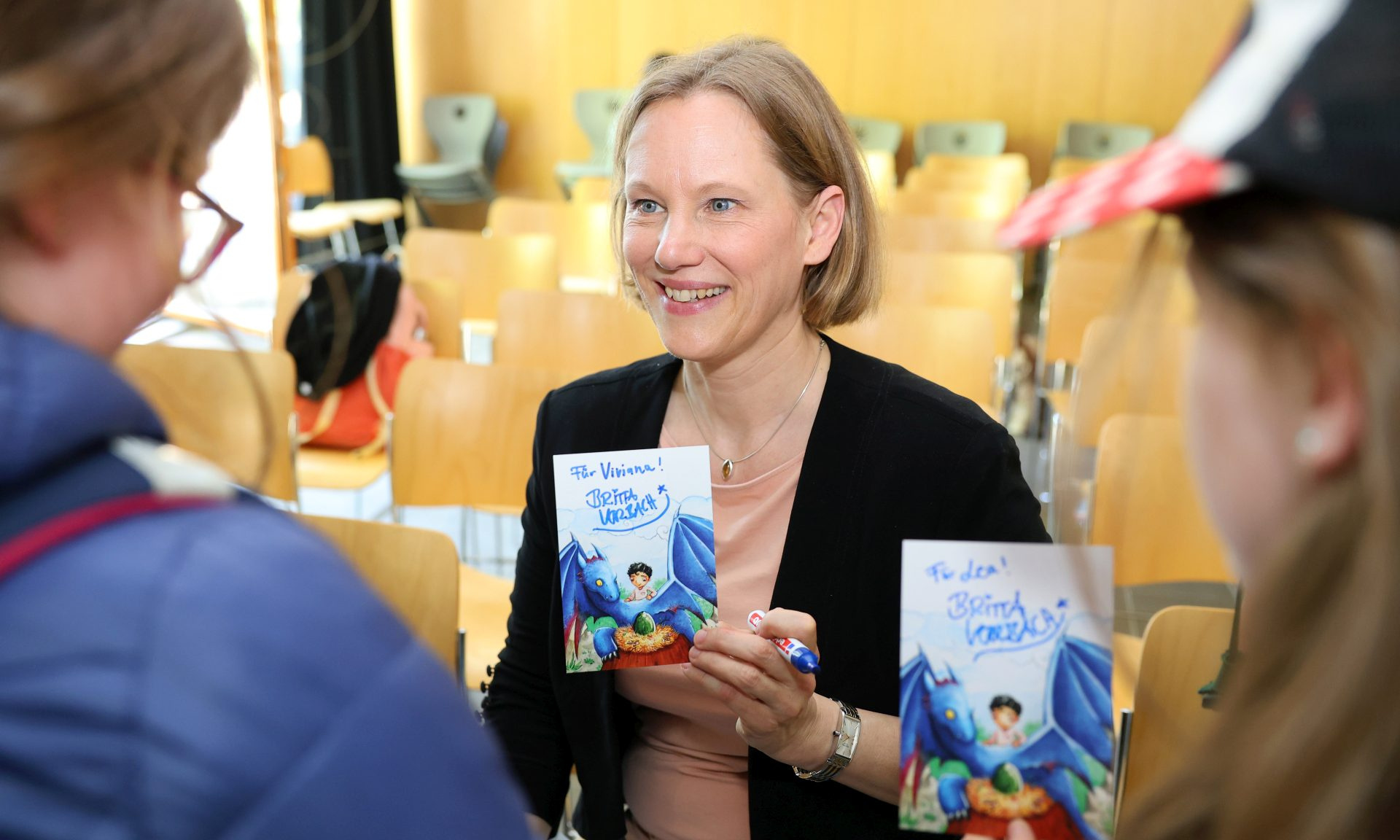 Autorin Britta Vorbach im Gespräch mit Kindern
