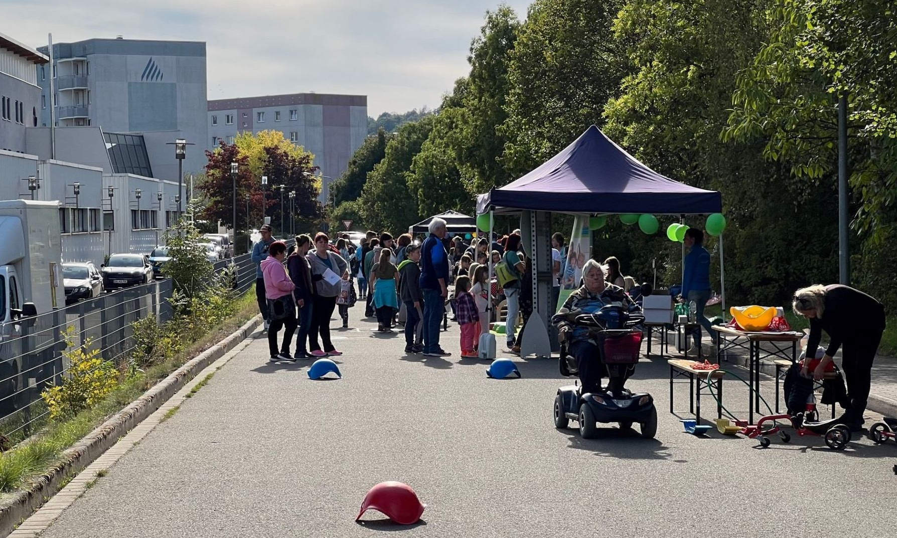 Menschen in Wohnsiedlung feiern ein Fest