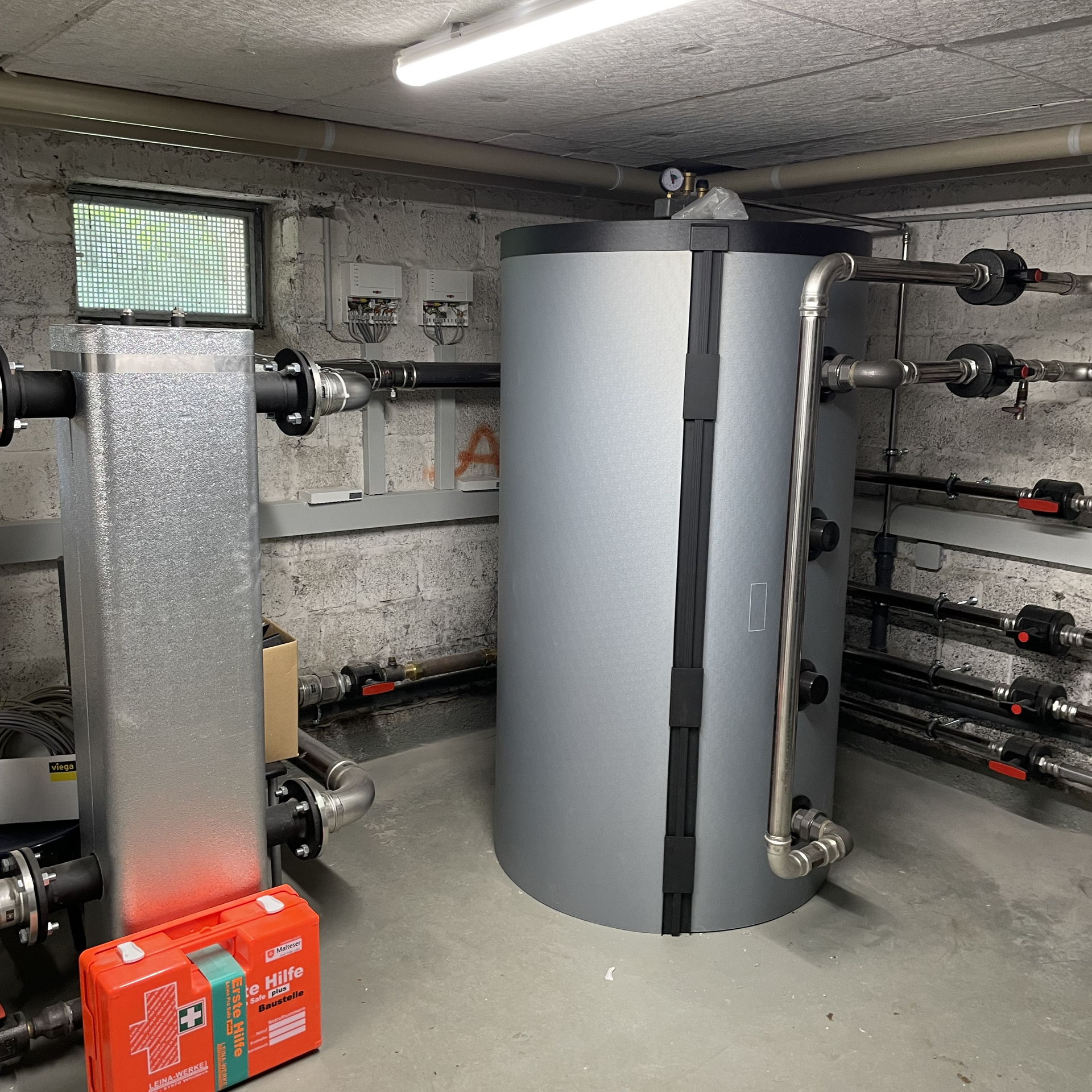 Ansicht Wärmepumpe Heizkessel im Keller
