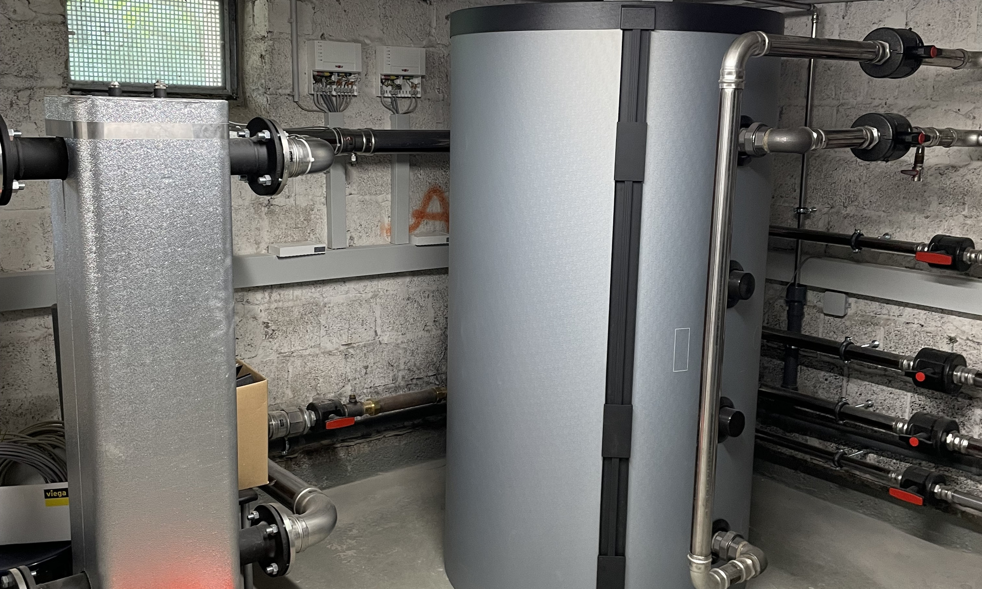 Ansicht Wärmepumpe Heizkessel im Keller