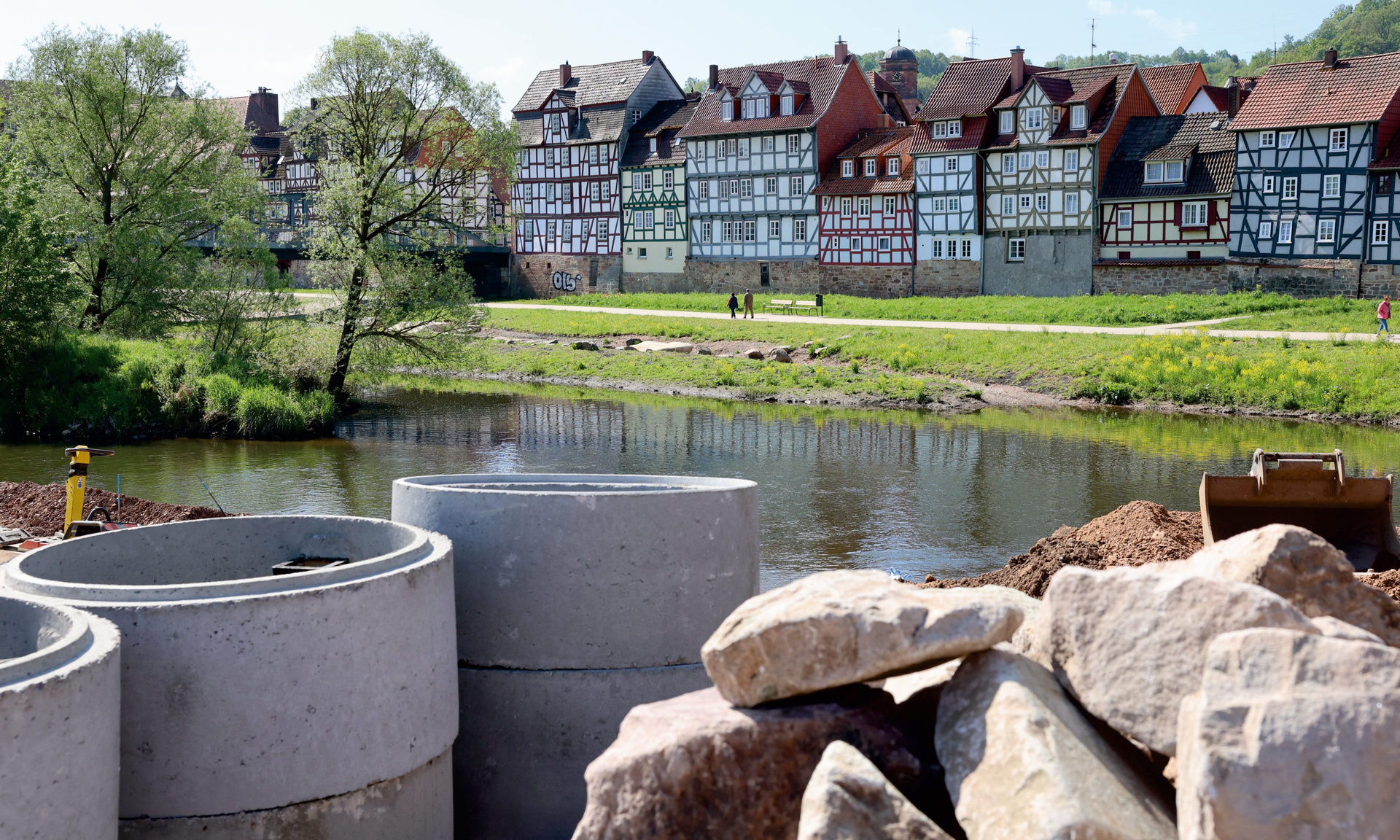 Blick vom Nordufer der Fulda auf die Fachwerkkulisse Rotenburgs am Südufer