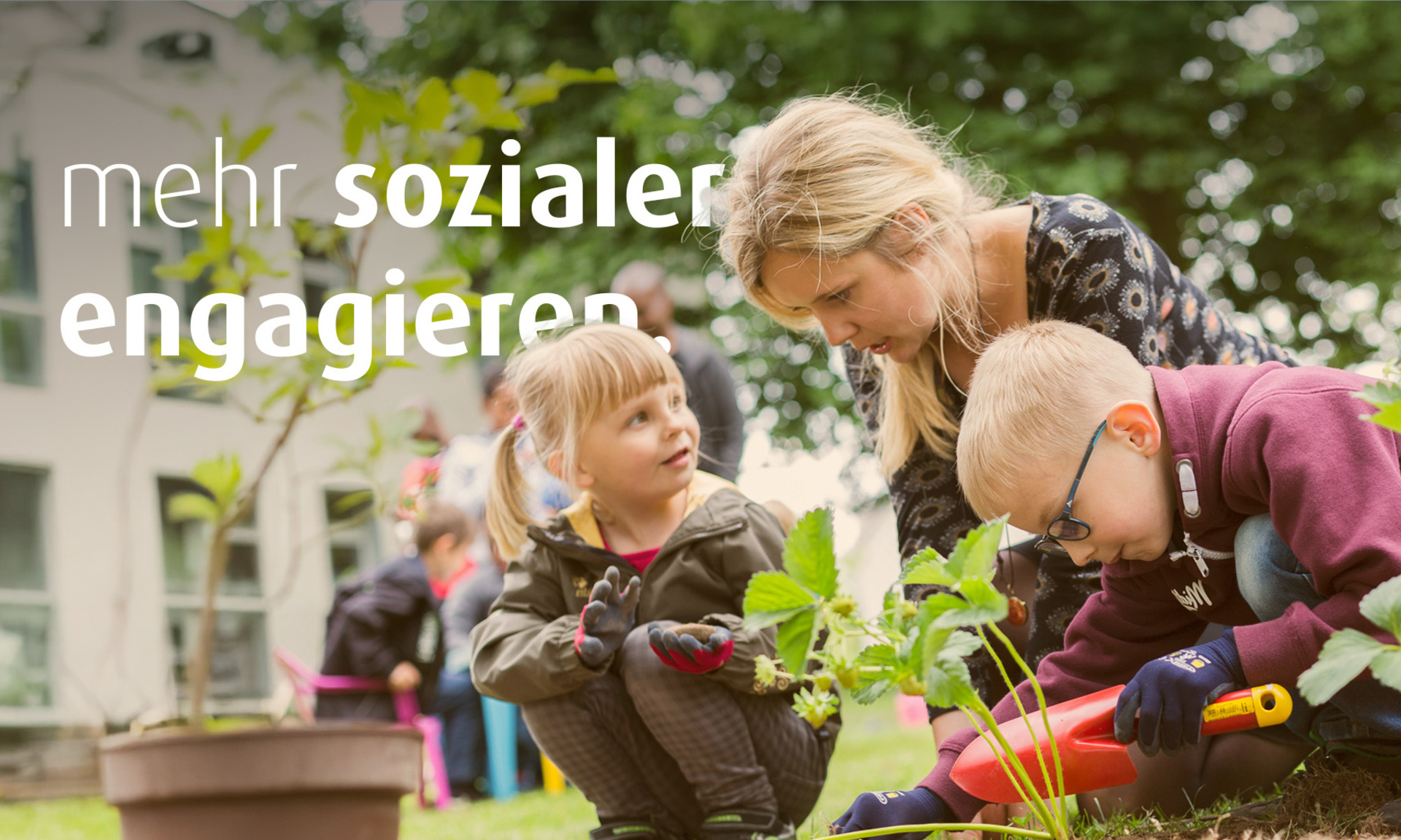 Eine Frau pflanzt mit zwei Kindern Erdbeerpflanzen ein. Im Bild steht der Text "mehr sozialer engagieren".