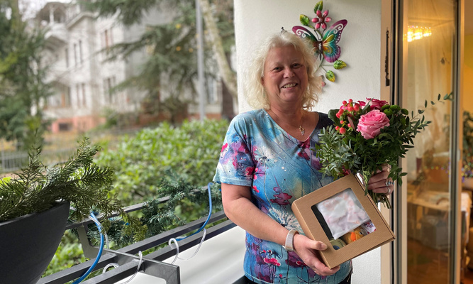 Kornelia Alponat mit ihren Dankes-Geschenken.