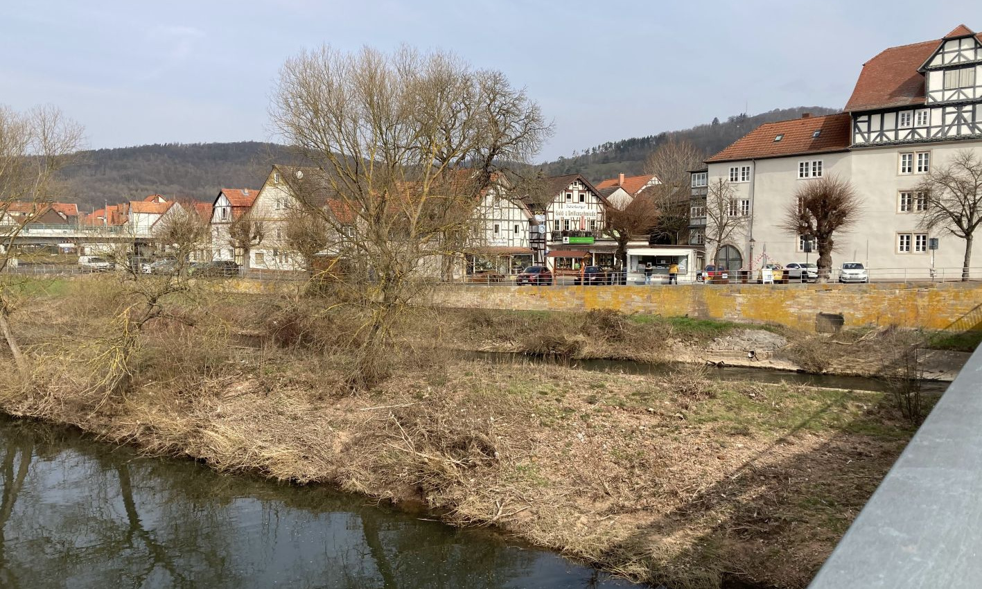 Blick auf die Fulda, das Fuldaufer und die Altstadt mit ein paar Marktständen davor