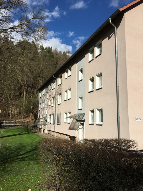 Praktisch wohnen: 3 Zimmer mit Badewanne und Balkon im Erdgeschoss