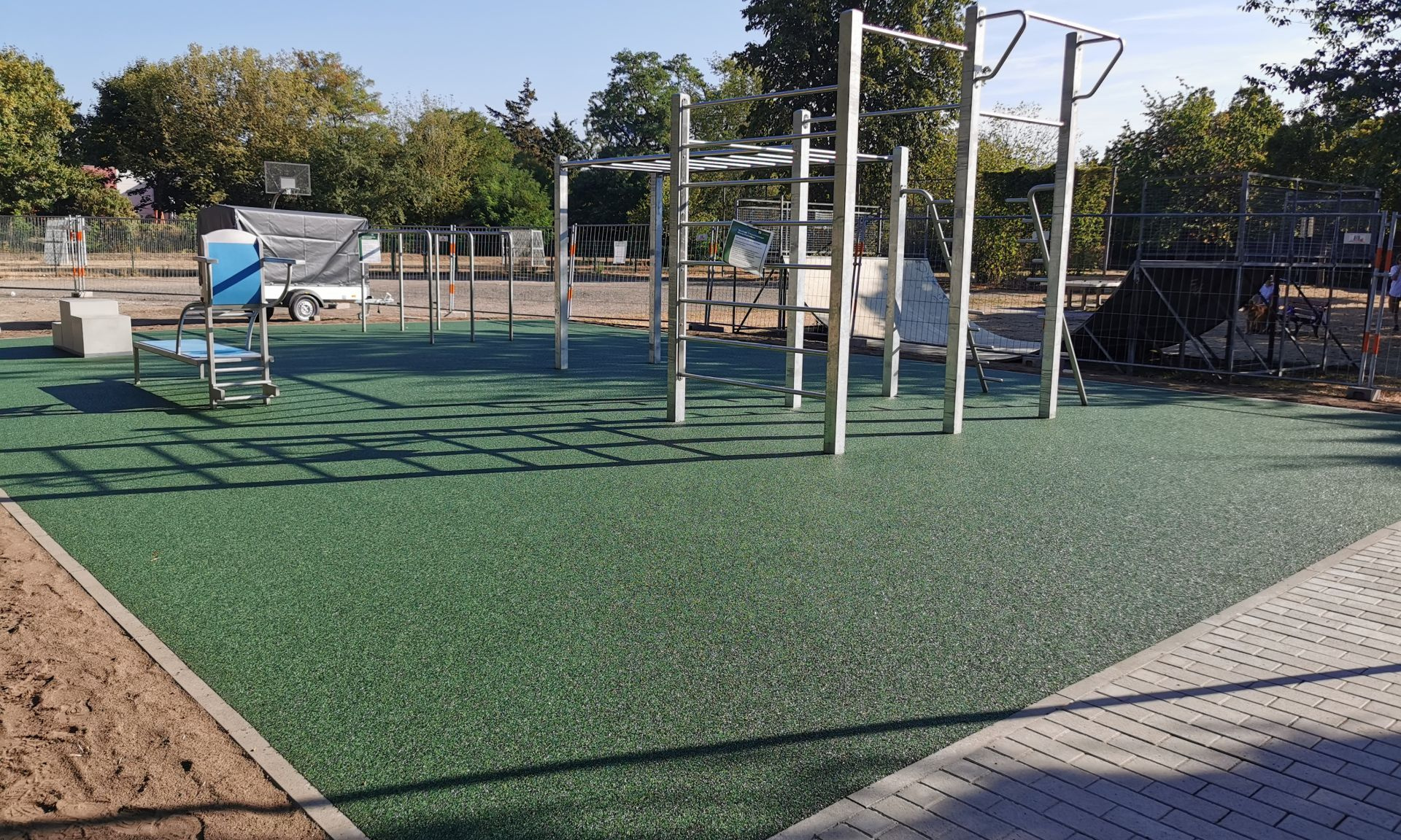 Fitnessgeräte auf grünem Kunstrasen
