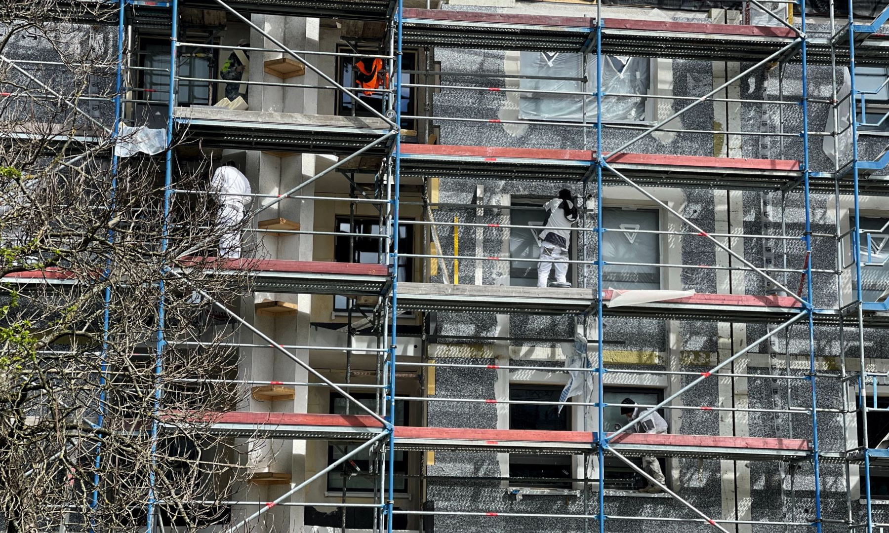 Blick auf eine eingerüstete Häuserfassade
