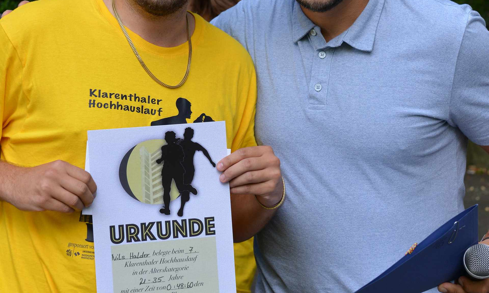 Nils Halder war mit 48,6 Sekunden der Beste. Geehrt wurde er und alle anderen Gewinner von Gökhan Toprak, Servicecenterleiter der NHW in Wiesbaden. Foto: NHW /Keck