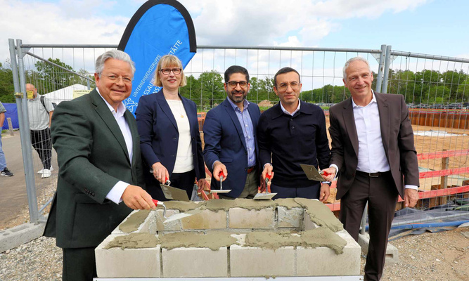 v.l.: NHW-Geschäftsführer Dr. Constantin Westphal, NHW-Geschäftsführerin Monika Fontaine-Kretschmer, Wirtschaftsminister Kaweh Mansoori, OB der Stadt Frankfurt Mike Josef und Dr. Thomas Hain, Leitender Geschäftsführer NHW legten den Grundstein für den "Riedbogen". Foto: NHW/Rohnke