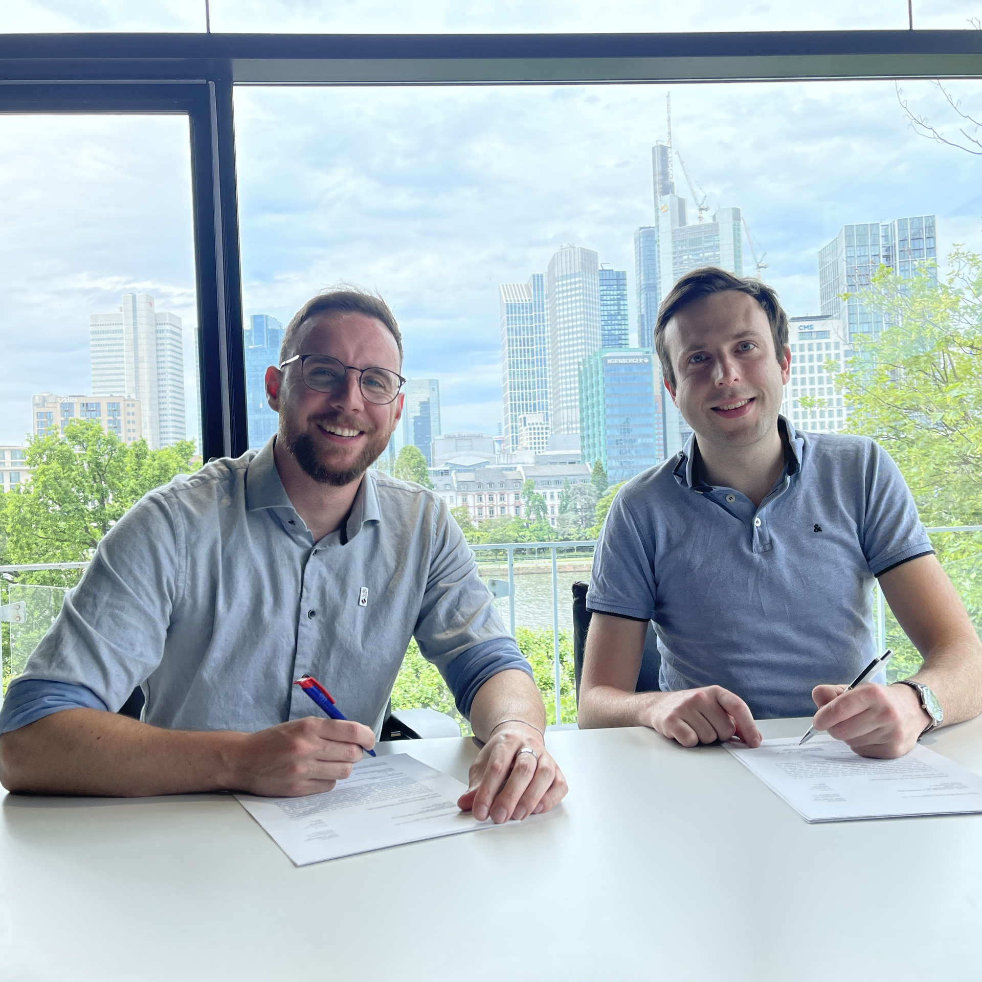 Besiegeln die Zusammenarbeit zwisNikolas Mück (li., NHW, Innovation & Project Manager hubitation) und Timo Wanke (GdW, Referat Digitalisierung und Demographie) unterzeichnen einen Vertrag