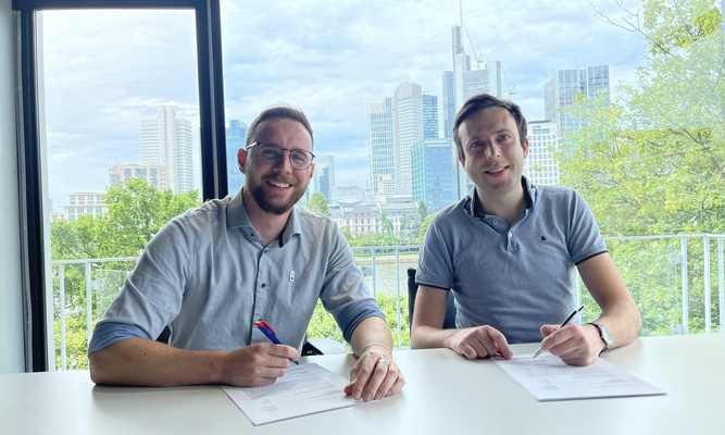 Besiegeln die Zusammenarbeit zwisNikolas Mück (li., NHW, Innovation & Project Manager hubitation) und Timo Wanke (GdW, Referat Digitalisierung und Demographie) unterzeichnen einen Vertrag
