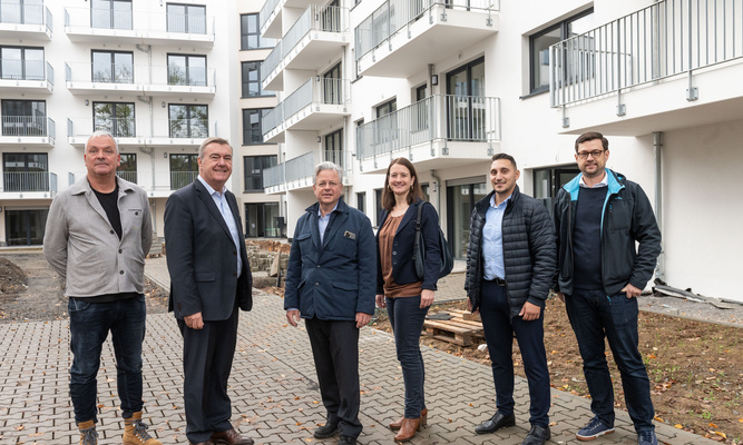 Gruppenbild unter anderem mit Dr.  NHW-Geschäftsführer Dr. Constantin Westphal und Oberbürgermeister Claus Kaminsky vor dem Neubau