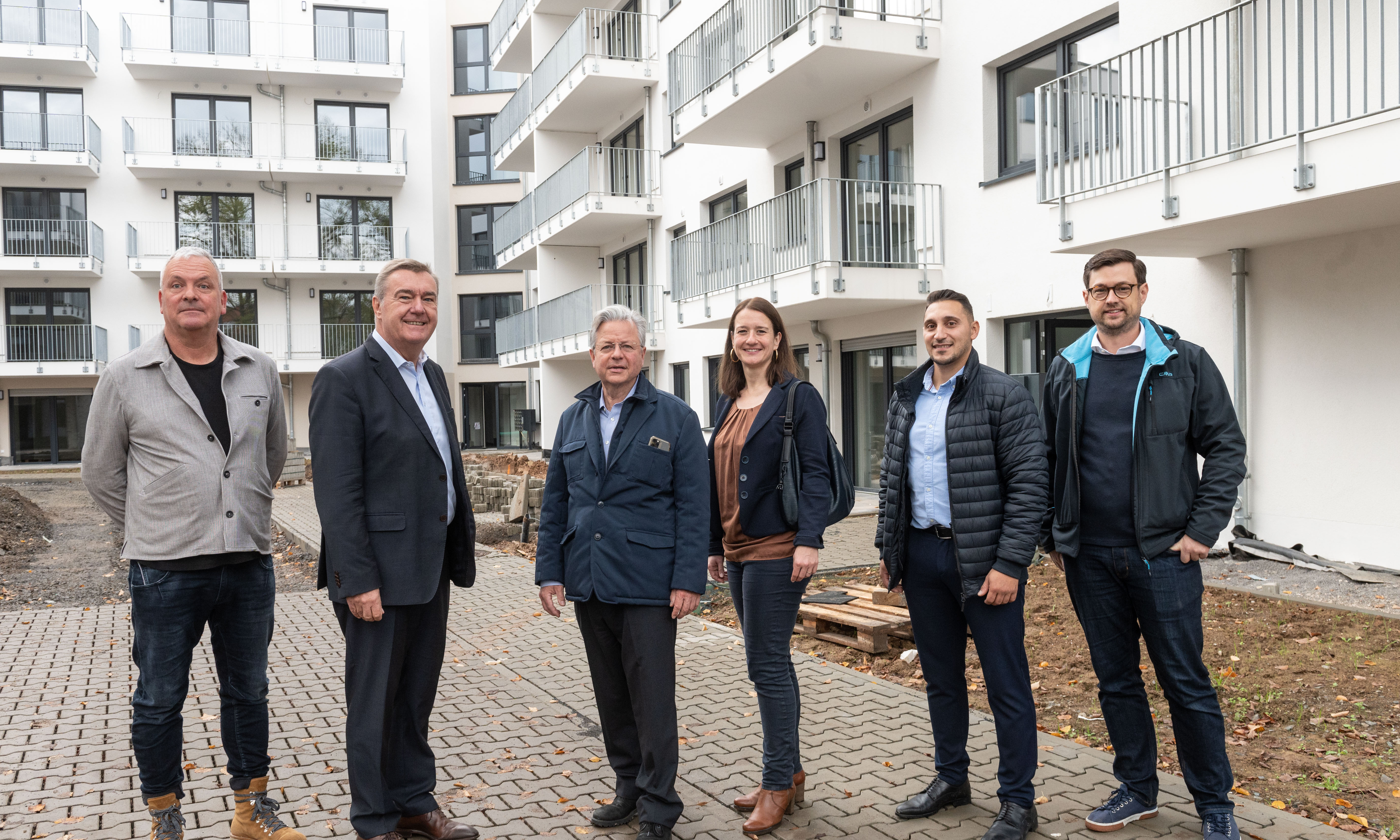 Gruppenbild unter anderem mit Dr.  NHW-Geschäftsführer Dr. Constantin Westphal und Oberbürgermeister Claus Kaminsky vor dem Neubau