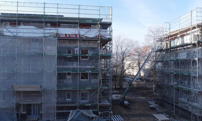 Blick auf die beiden eingerüsteten Gebäude, auch die Aufstockung ist gut zu erkennen