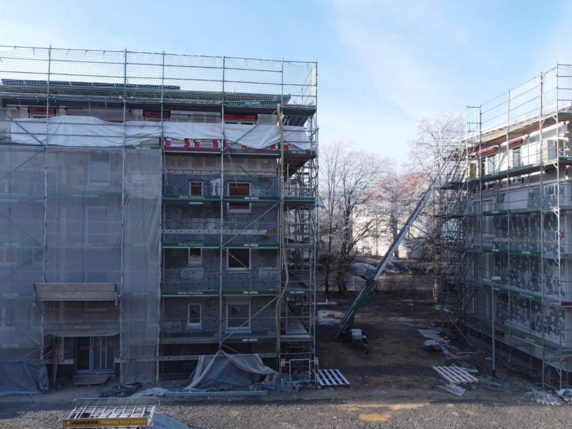 Blick auf die eingerüsteten Gebäude und die aufgestockten Stockwerke
