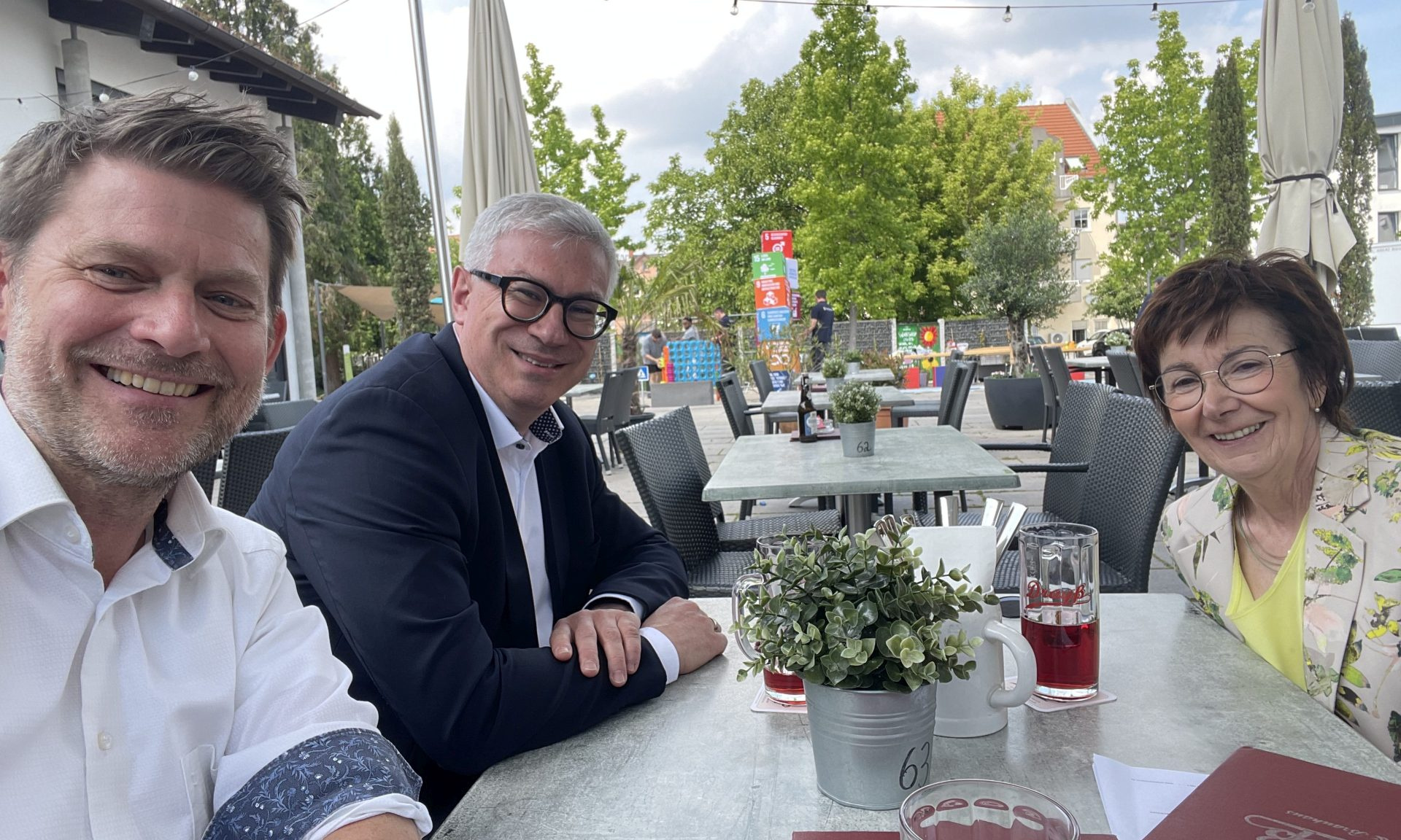 Bürstadts Rathauschefin Barbara Schader sowie Markus Eichberger (Mi.) und Gregor Voss (beide ProjektStadt) an einem Tisch im Freien