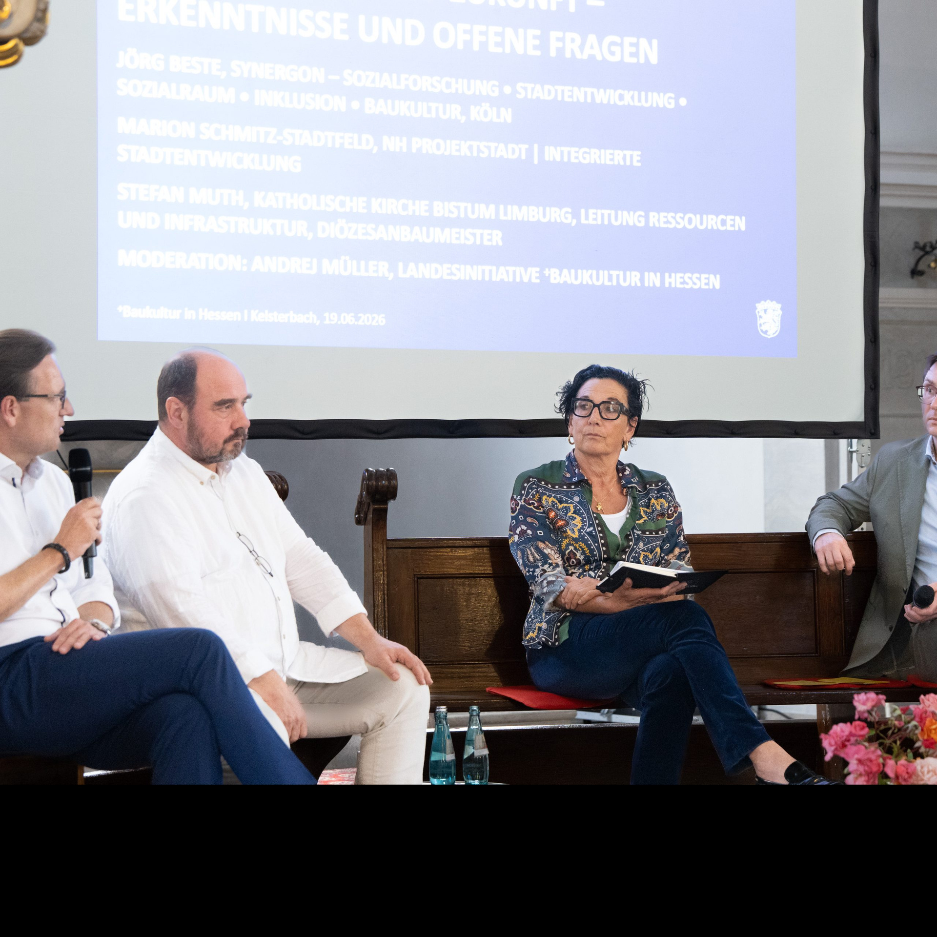 Podiumsdiskussion am Freitag,19. Juni, mit (v.li.) Stefan Muth (Leitung Ressourcen und Diözesanbaumeister, Bistum Limburg), Björn Beste (Evangelischer Theologe, Stadtplaner und Architekt), Marion Schmitz-Stadtfeld (Leitung Integrierte Stadtentwicklung I ProjektStadt) sowie Moderator Andrej Müller vom Hessischen Ministerium für Wirtschaft, Energie, Verkehr, Wohnen und ländlichen Raum. 