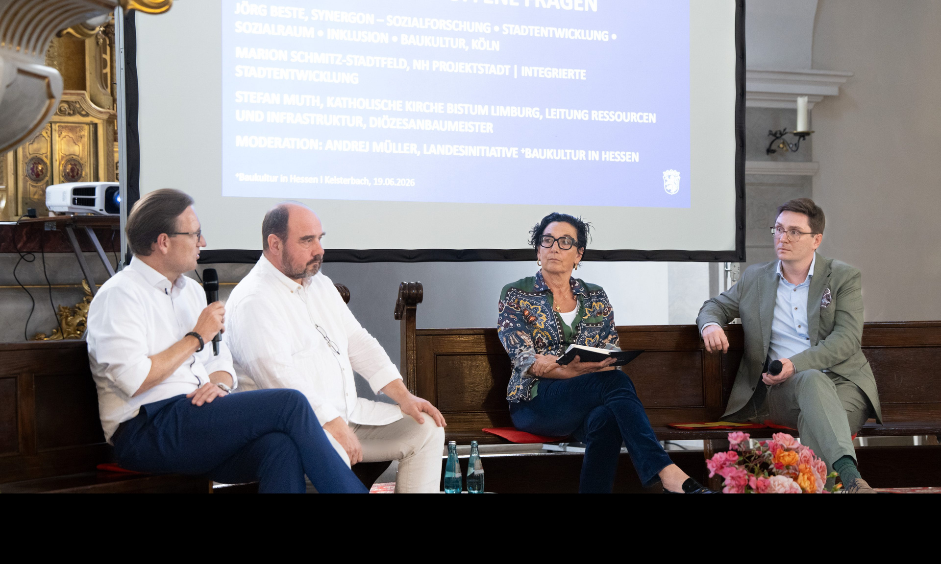 Podiumsdiskussion am Freitag,19. Juni, mit (v.li.) Stefan Muth (Leitung Ressourcen und Diözesanbaumeister, Bistum Limburg), Björn Beste (Evangelischer Theologe, Stadtplaner und Architekt), Marion Schmitz-Stadtfeld (Leitung Integrierte Stadtentwicklung I ProjektStadt) sowie Moderator Andrej Müller vom Hessischen Ministerium für Wirtschaft, Energie, Verkehr, Wohnen und ländlichen Raum. 