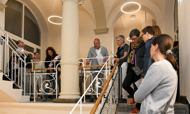 Jury im Treppenhaus des Alten Gerichts in Wiesbaden