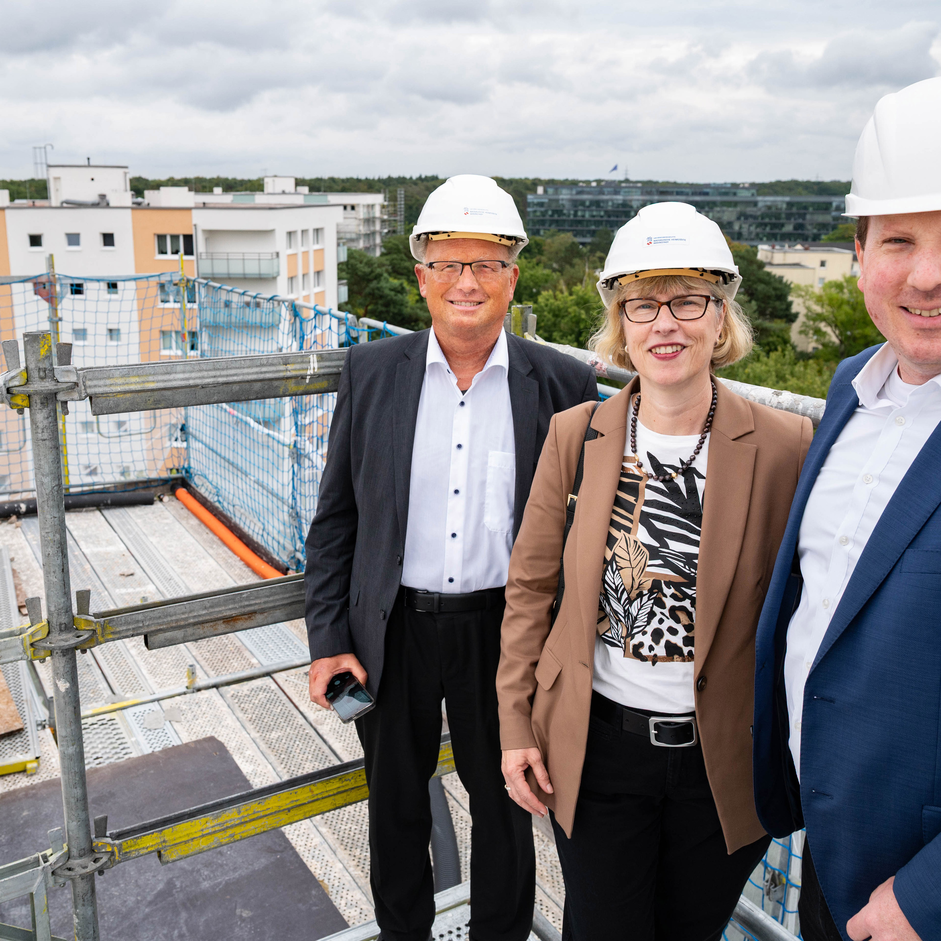 ( v.l.) Stadtrat Holger Dechert, NHW-Geschäftsführerin Monika Fontaine-Kretschmer und Bürgermeister Martin Burlon sahen sich die Modernisierungsmaßnahmen von oben an. Foto: NHW/Marc Strohfeldt