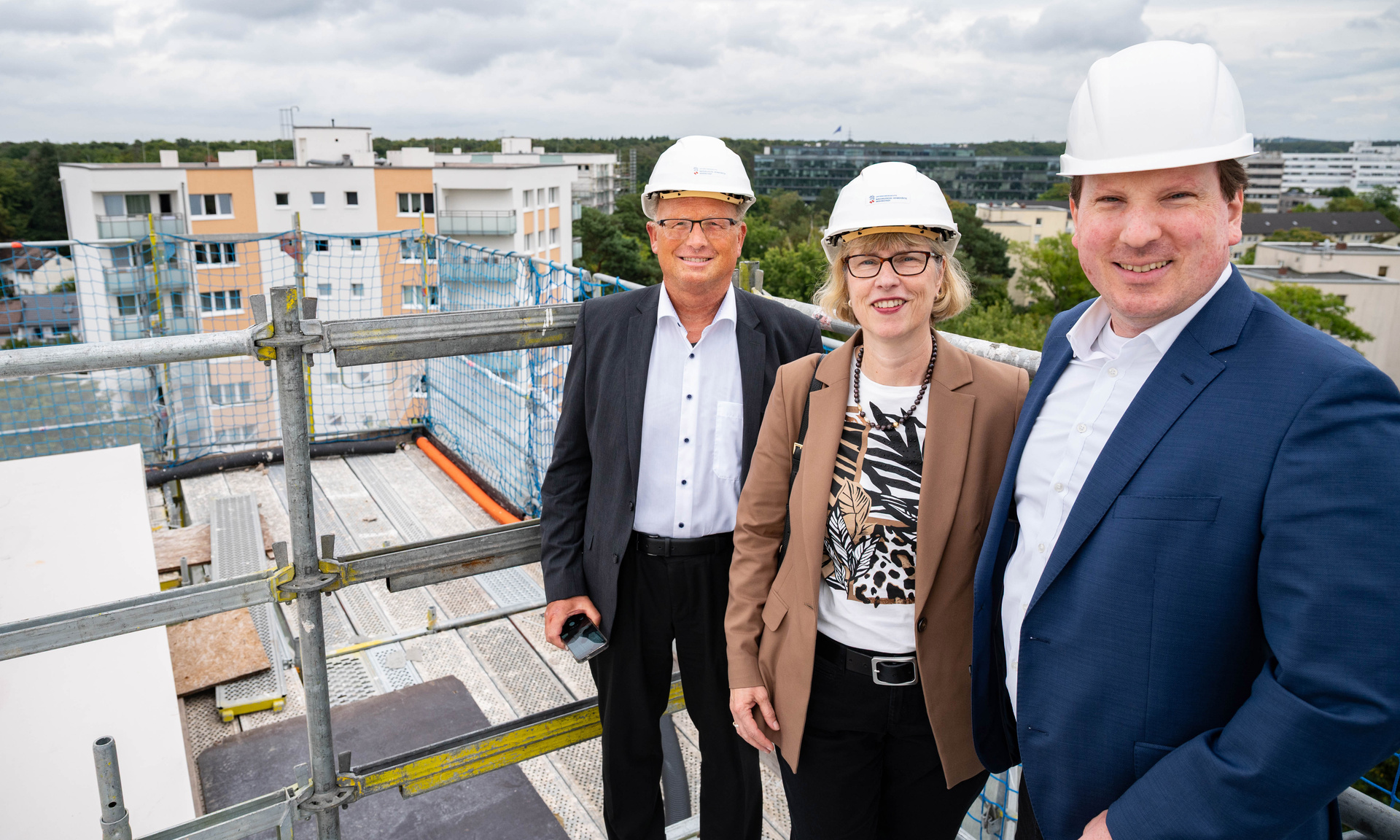 ( v.l.) Stadtrat Horst Dechert, NHW-Geschäftsführerin Monika Fontaine-Kretschmer und Bürgermeister Martin Burlon sahen sich die Modernisierungsmaßnahmen von oben an. Foto: NHW/Marc Strohfeldt