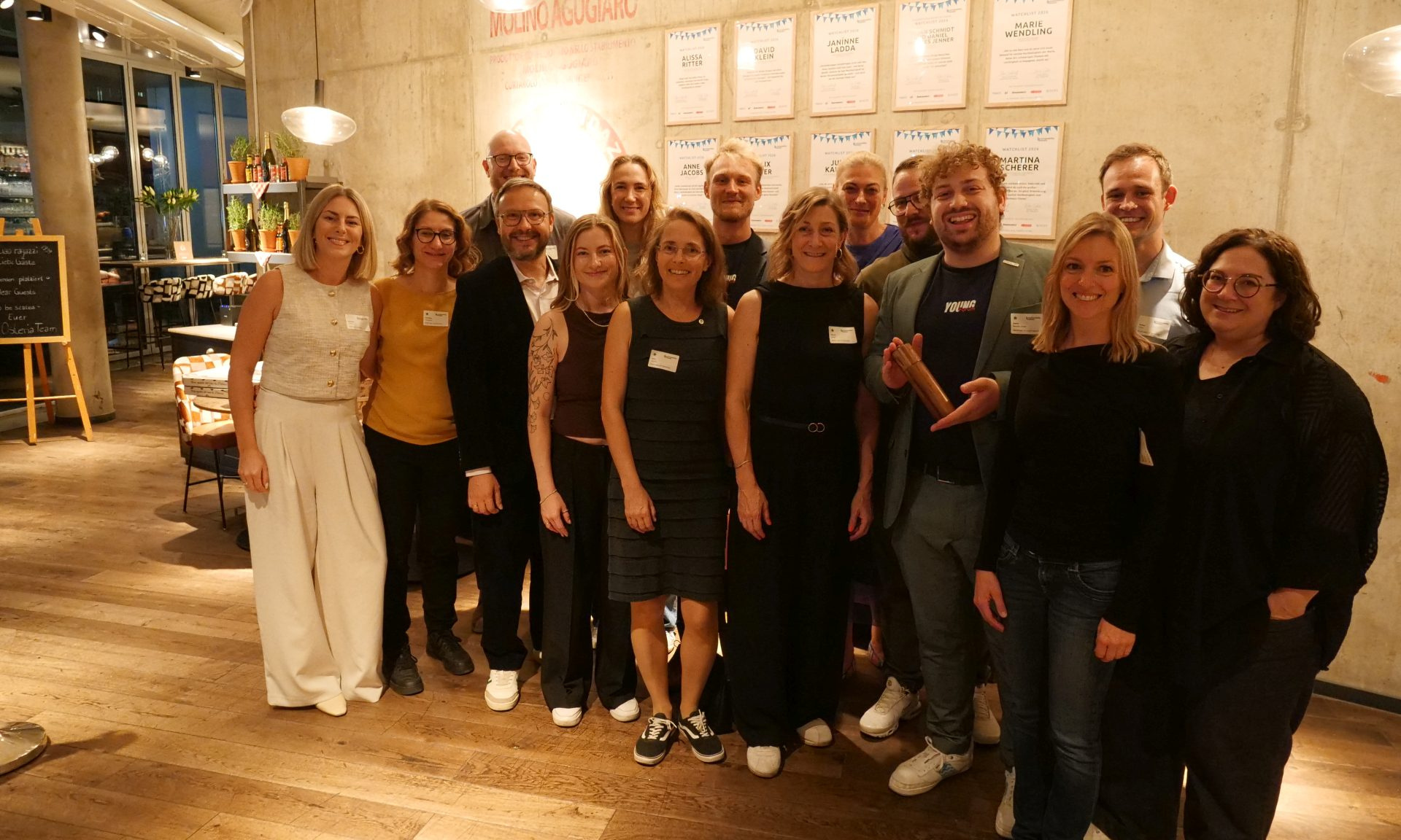Gruppenfoto mit den 15 ausgezeichneten Personen, 12 stehen auf der sustainability watchlist, drei haben einen Sonderpreis bekommen. 