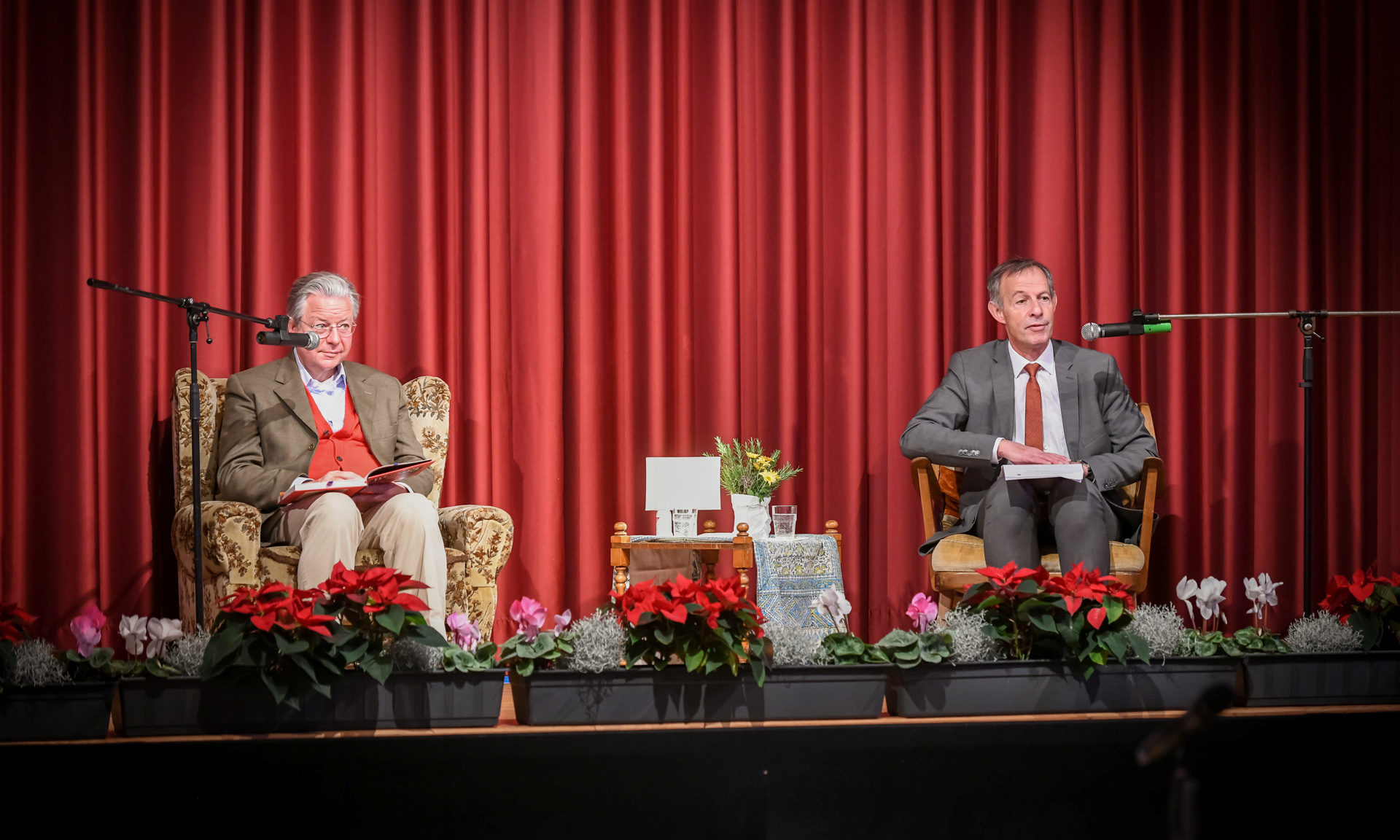 Links Dr. Constantin Westphal und rechts Udo Bausch auf der Lesebühne.