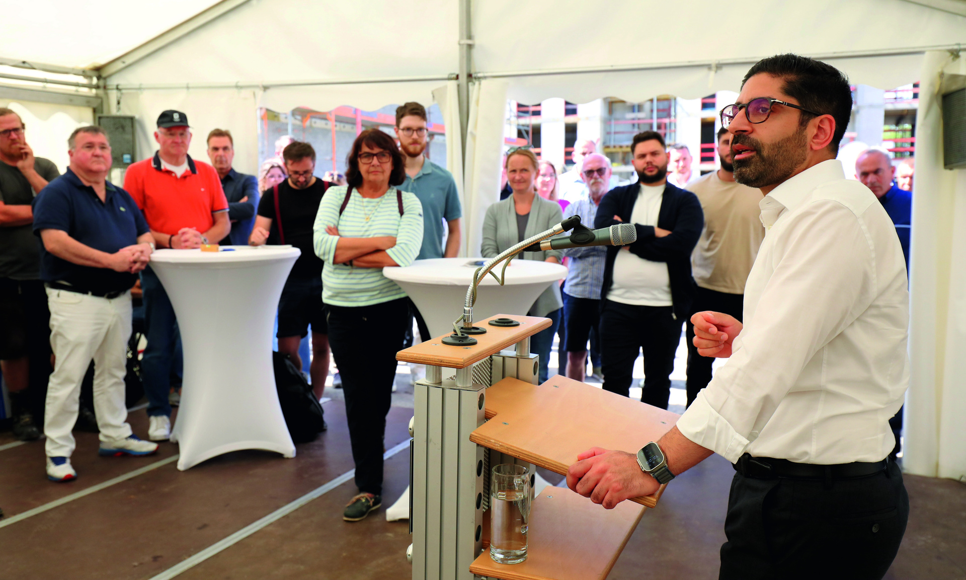 Staatsminister Kaweh Mansoori hob hervor, wie wichtig bezahlbarer Wohnraum für Frankurt ist. Foto: NHW/Rohnke