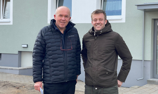 Freuen sich über den fertiggestellten Bauabschnitt 1: NHW-Projektleiter Thomas Völker und NHW-Bauleiter Jan Kern. Foto: NHW