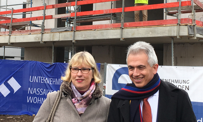 Geschäftsführerin Monika Fontaine-Kretschmer und Oberbürgermeister Peter Feldmann lauschen dem Richtspruch