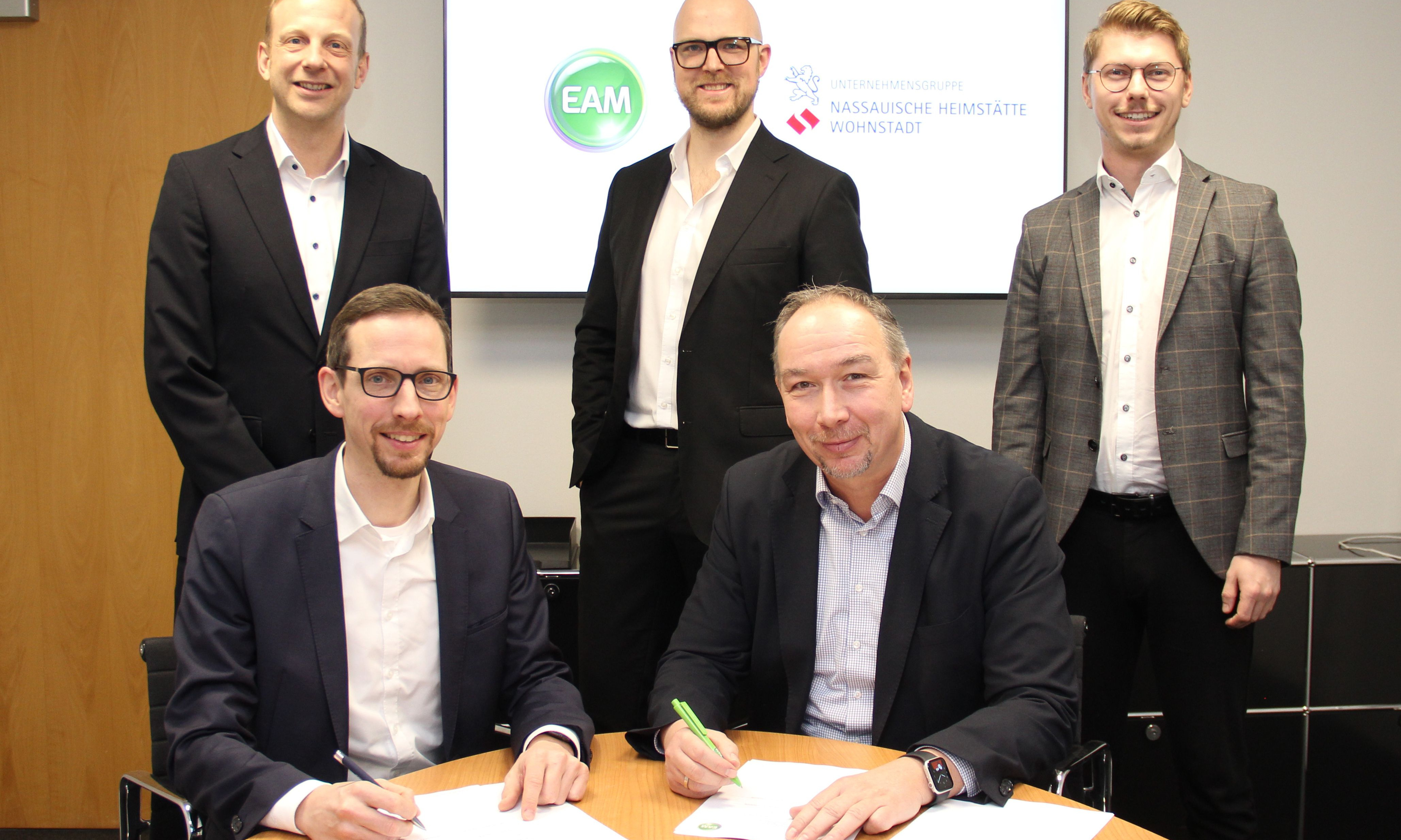Vertragsunterzeichnung in der Unternehmensleitung der EAM: (vorne v.li.) Michael Mahlich, Geschäftsführer MET, Sven Nuhn, Geschäftsführer EAM Natur Energie, (hinten v.li.) Sebastian Jung, MET, Nicolas Spengler und Maximilian Vorig (beide EAM Natur Energie).