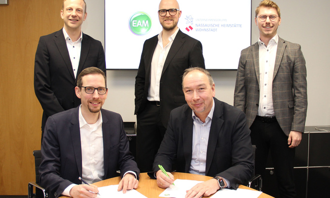 Vertragsunterzeichnung in der Unternehmensleitung der EAM: (vorne v.li.) Michael Mahlich, Geschäftsführer MET, Sven Nuhn, Geschäftsführer EAM Natur Energie, (hinten v.li.) Sebastian Jung, MET, Nicolas Spengler und Maximilian Vorig (beide EAM Natur Energie).