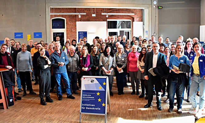 Gruppenfoto mit rund 50 Menschen von einem der ersten Treffen der neuen Demokratieinitiative.