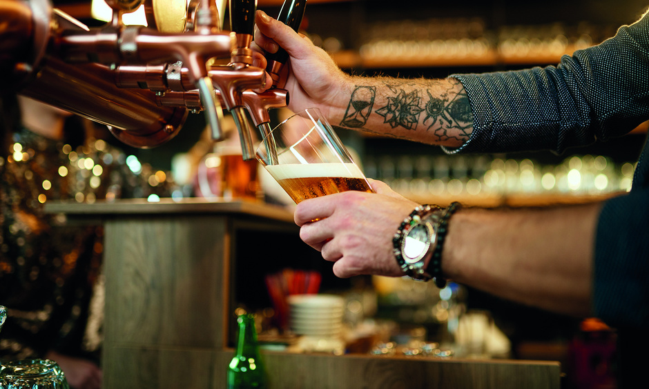 Bierzapfanlage und Bier das eingeschenkt wird