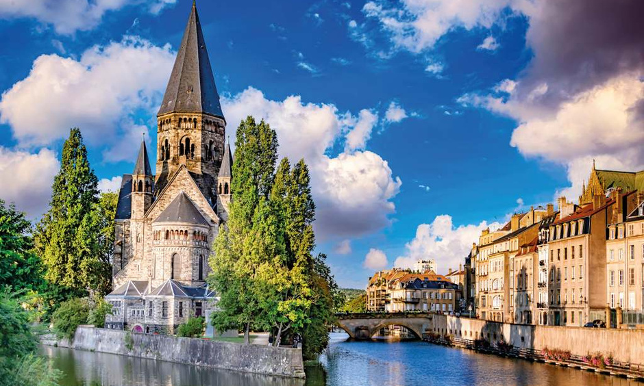 Flussgablung im Vordergrund, dann Altstadt von Metz