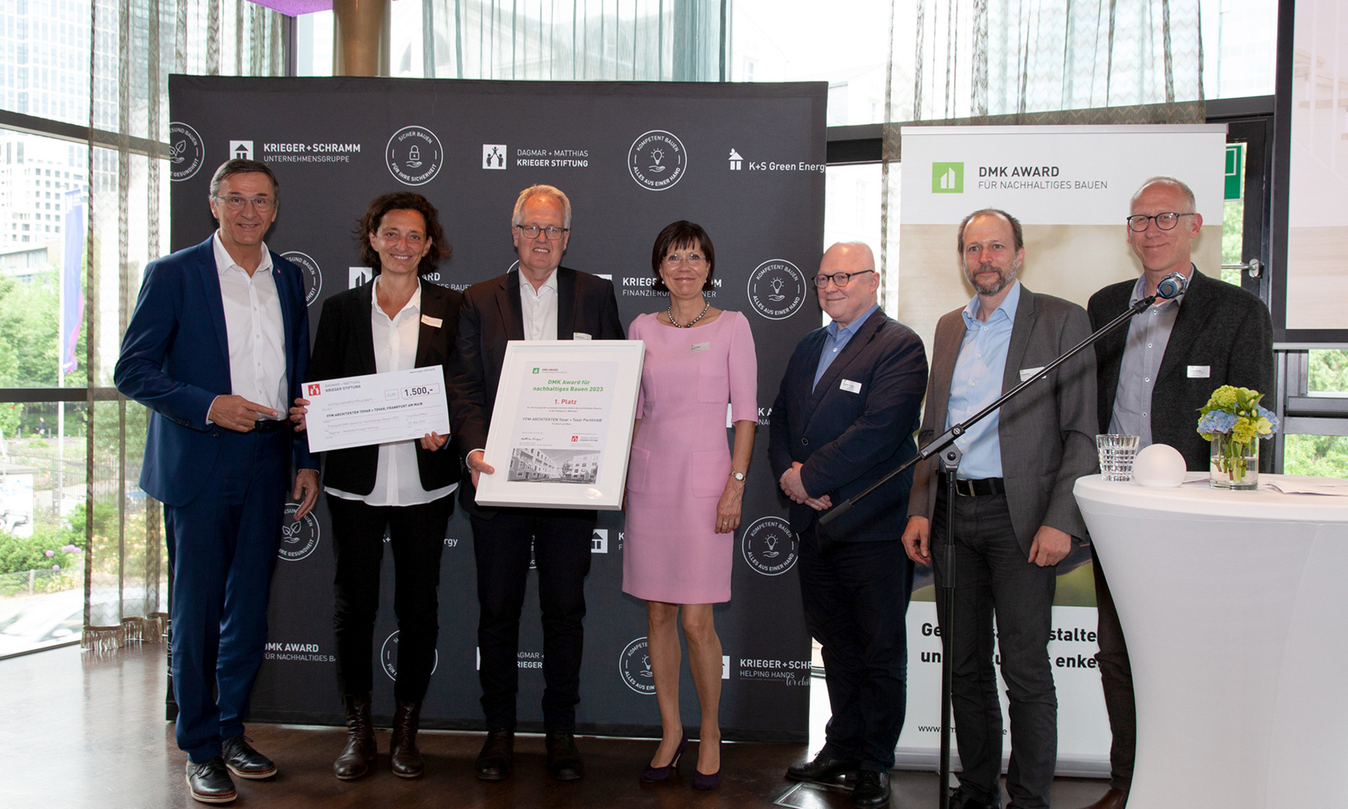  Hendrik (li.) und Cilia Tovar (2. v. li.) von FFM-Architekten nahmen gemeinsam mit Helge Bitzer (2. v. re.), Leiter Neubau bei der NHW, sowie Projektleiter Neubau Peter Söhngen (re.)