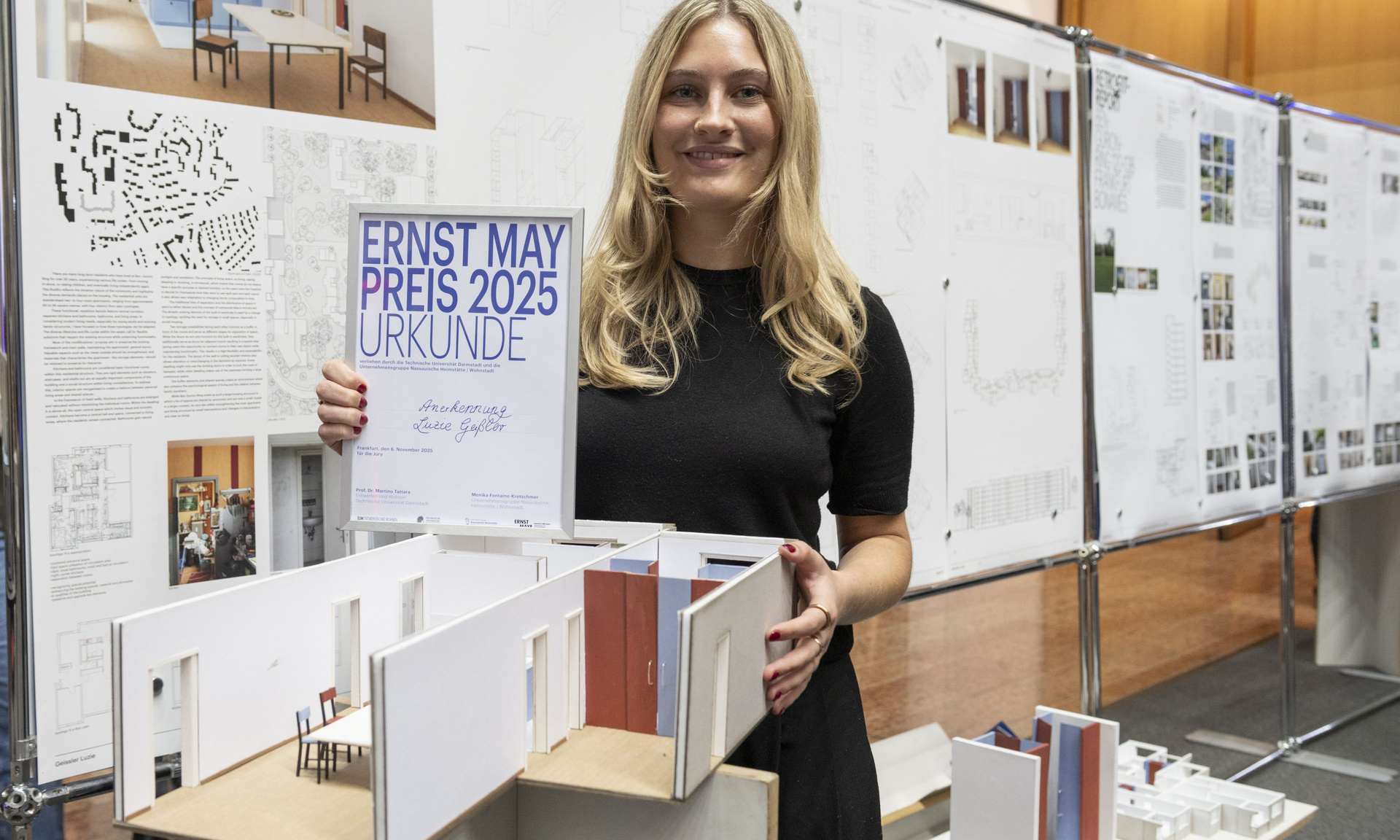 Hat eine Anerkennung bekommen: Luzie Geißler mit Urkunde und Modell