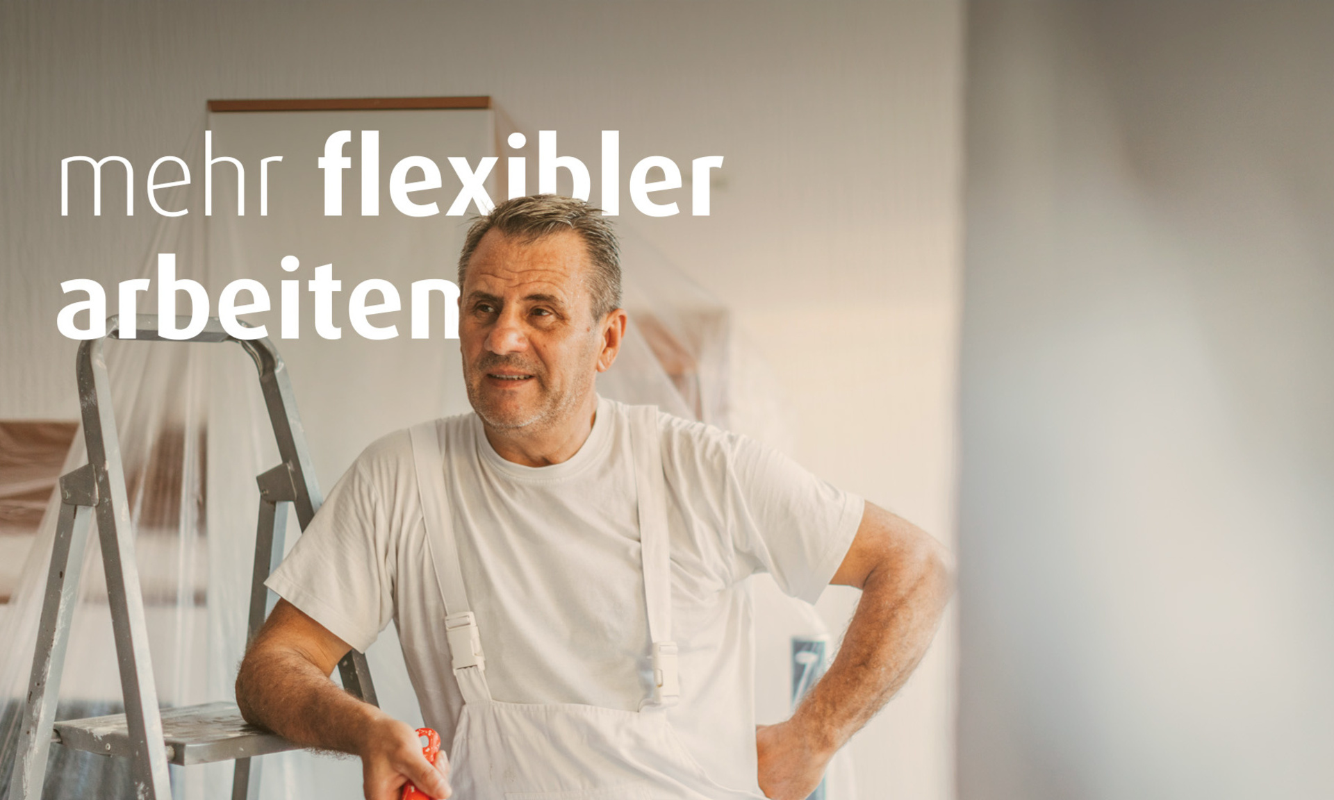 Ein Handwerker in weißer Kleidung steht an einer Leiter.
